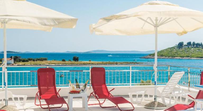 Pleasant holiday apartment with patio & BBQ | Close to the beach | Pets are welcome in Biograd na Moru