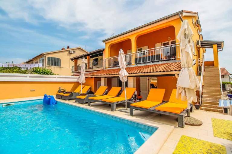 Villa with terrace, private pool & yard — photo 4