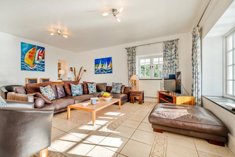 Fully equipped cottage with yard & patio | Water view | Pets are welcome — photo 4