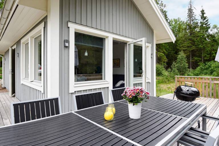 House with BBQ, patio & yard — photo 3