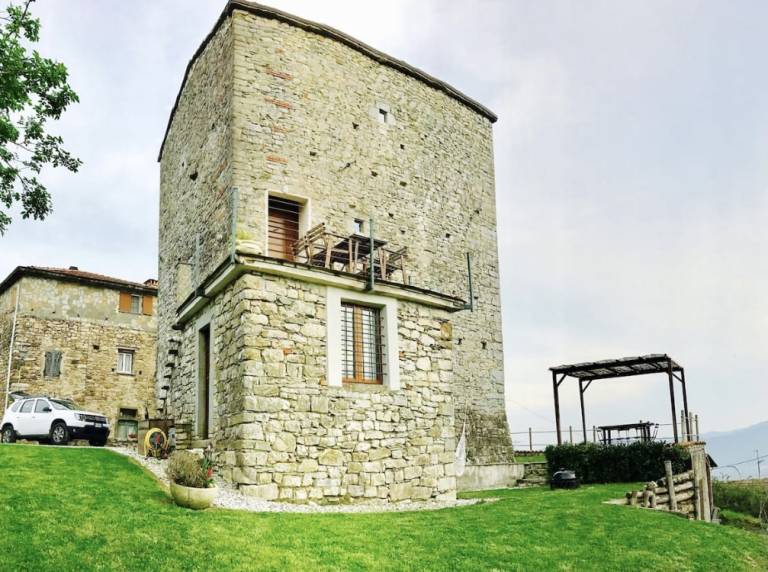Castle with BBQ, patio & yard | Mountain view — photo 3