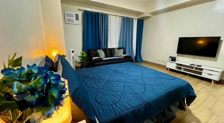 Serviced apartment with yard & pool in Quezon City
