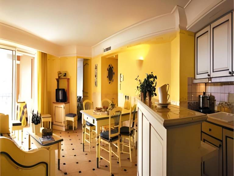 Charming serviced apartment with yard & pool | Beach nearby | Pets are welcome — photo 5