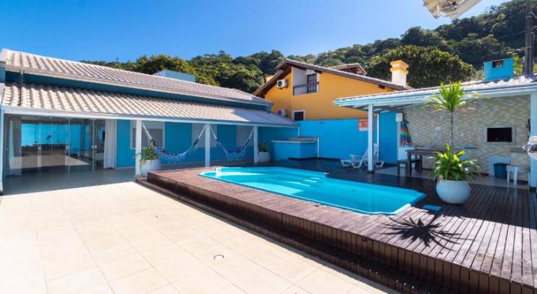Vacation home with pool in Bombinhas