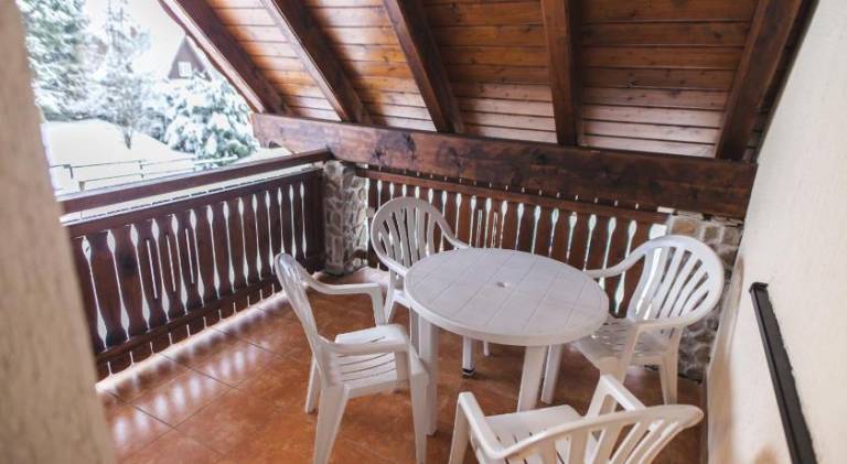 Holiday apartment with terrace & yard — photo 2