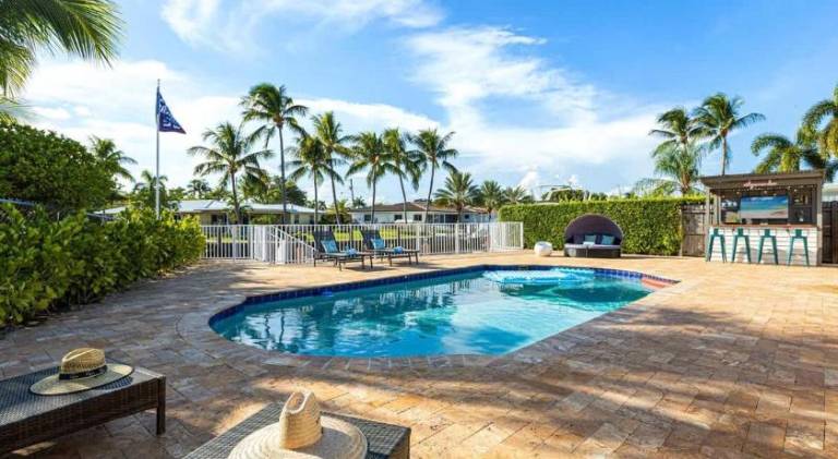 Vacation home with pool — photo 4