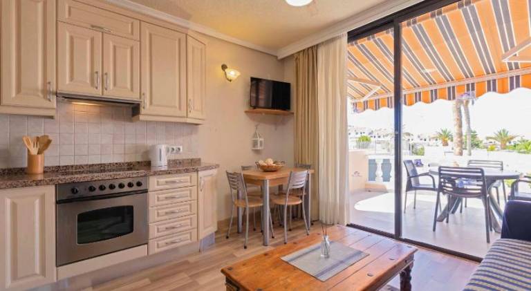 Holiday apartment with terrace & heated pool — photo 3