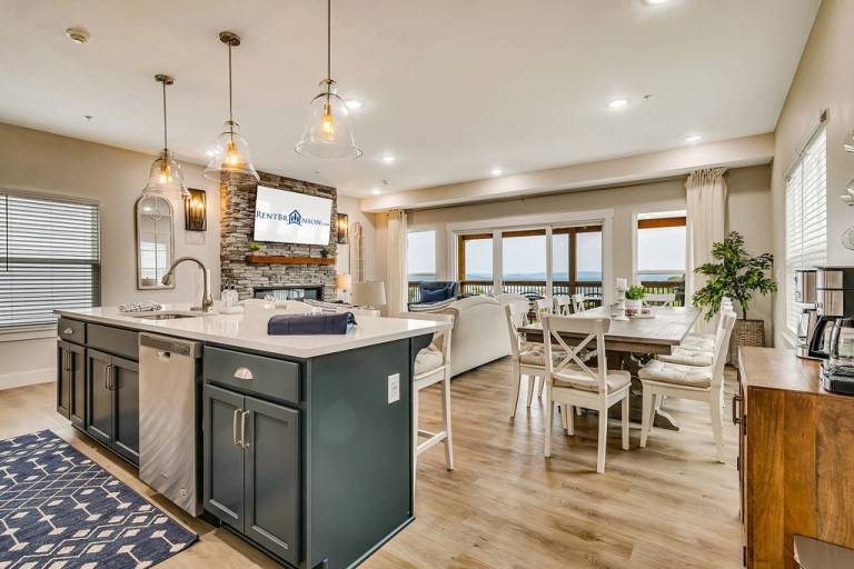 Stunning Table Rock Lake Views with Free Tickets, Indoor & Outdoor Community Pools, Minutes to SDC in Branson, MO