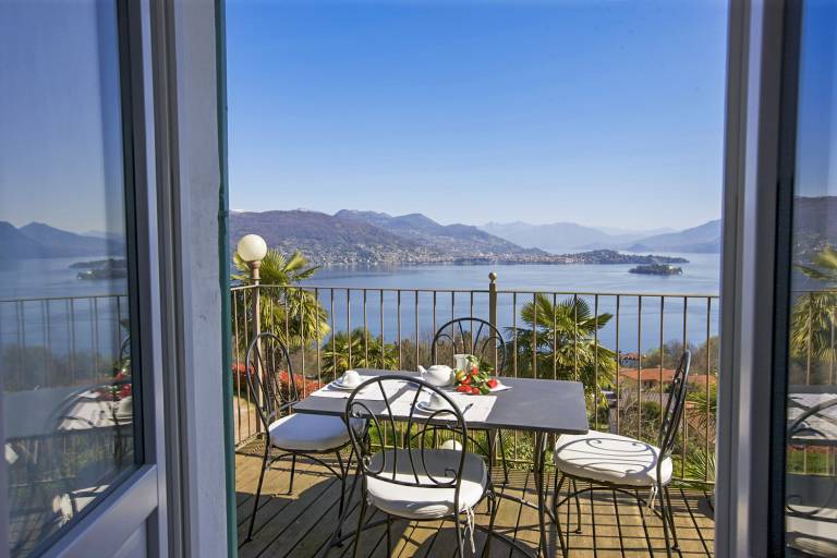 Rental apartment with garden, patio & pool | Lake view — photo 3