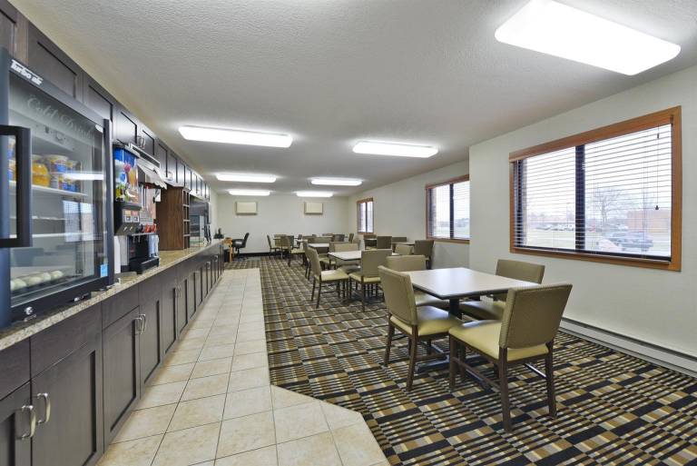 Americas Best Value Inn & Suites Bismarck — photo 4