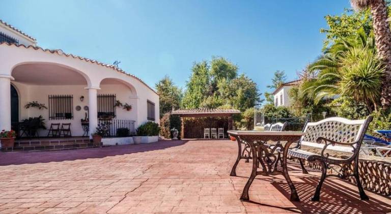 Fully equipped house with terrace, yard & private pool | Pets allowed — photo 4