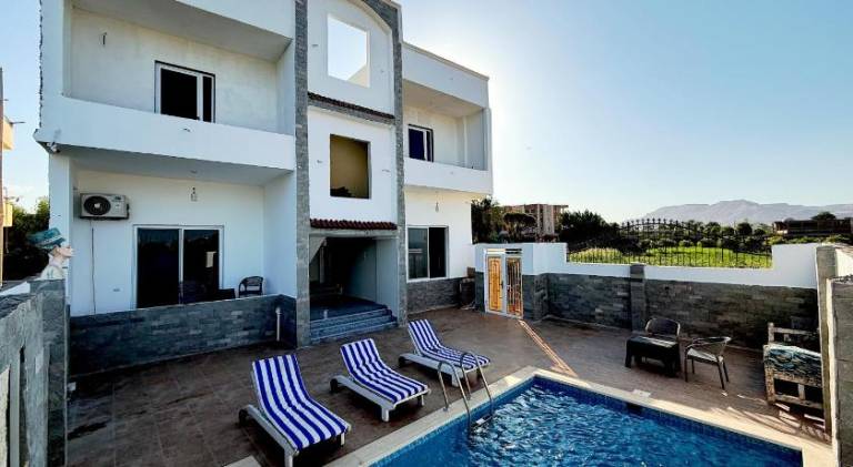 Villa with pool in Luxor