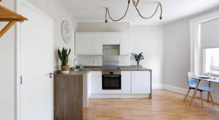 Spacious Brighton Beach studio — photo 3