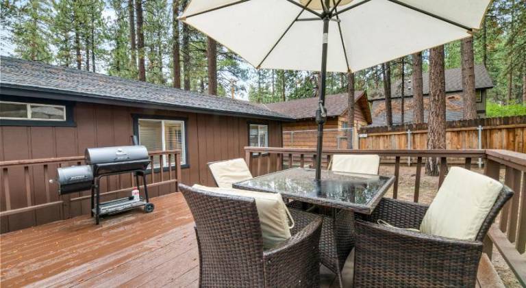 Nunu's Cabin - Beautiful cabin, close to ski resorts and town, Hot Tub and Board Games! — photo 4