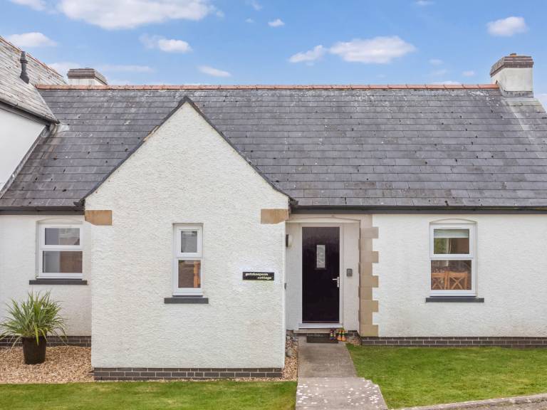 Cottage with pool & yard in Tenby