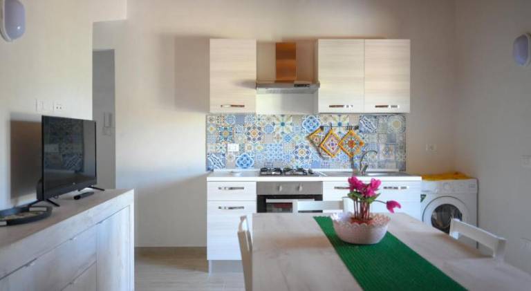 Vacation home with terrace, barbeque & yard — photo 4