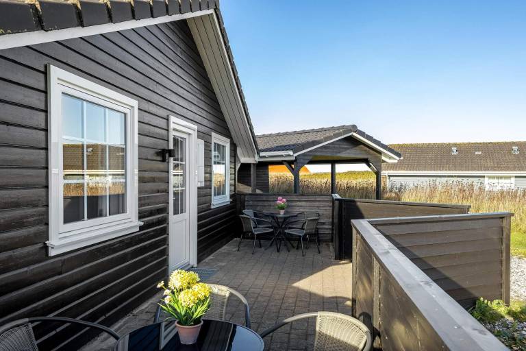 Fully equipped beautiful vacation home with yard | Pets allowed — photo 2