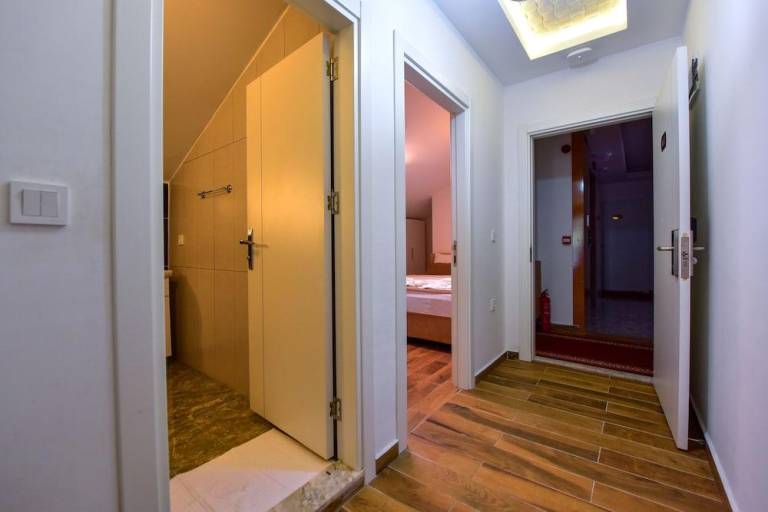 Beautiful serviced apartment with yard & patio | Pets allowed — photo 4