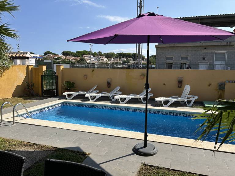 Vacation home with private pool, patio & barbeque — photo 4