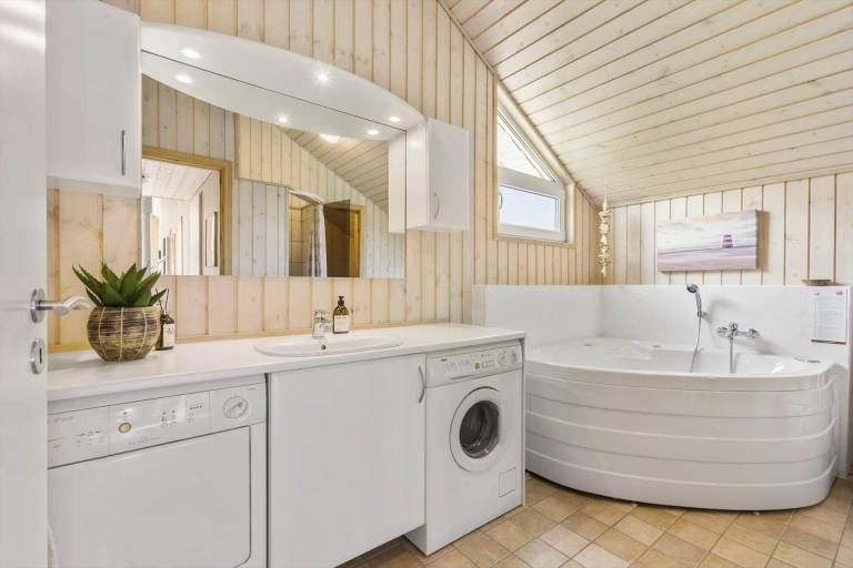 House with jacuzzi, grill & sauna — photo 5