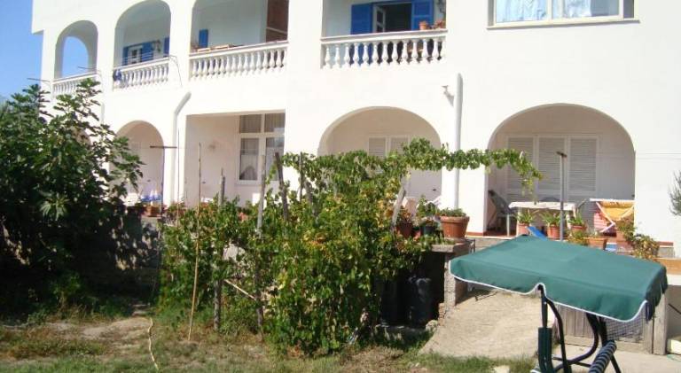 Holiday apartment with garden, barbecue & patio in Casamicciola Terme