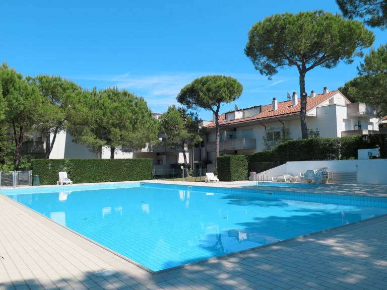 Holiday apartment with yard & pool — photo 3