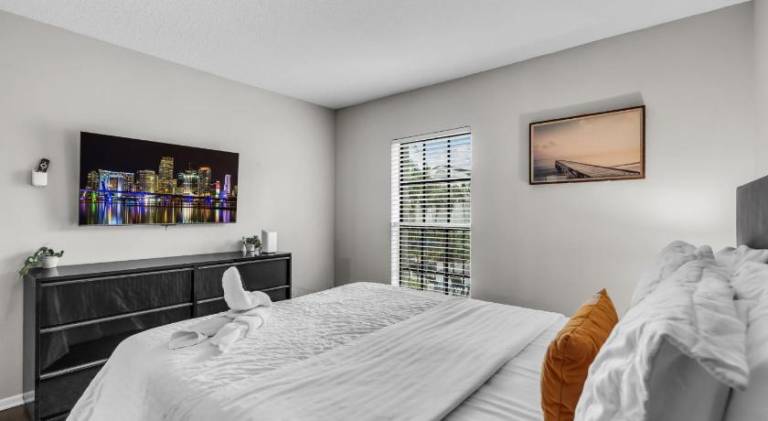 Apartment with pool in Fort Lauderdale, FL