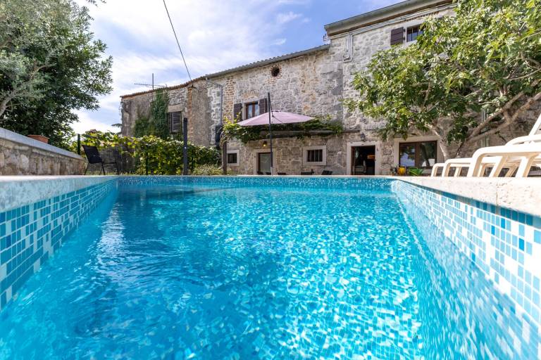 Fully equipped pleasant house with terrace, garden & private pool | Pets allowed — photo 2