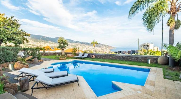 Fully equipped villa with BBQ, private pool & yard | Suitable for remote work | Pet-friendly in Funchal