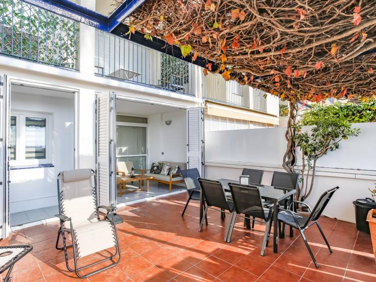 Fully equipped rental apartment with pool, terrace & yard | Sea view | Close to the beach | Pet-friendly — photo 4