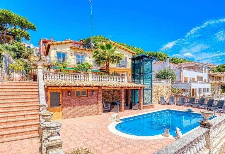 Villa with private pool, garden & grill | Garden view in Lloret de Mar