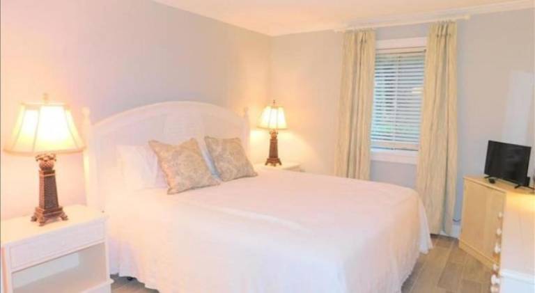 Holiday apartment with pool in St. Simons Island, GA