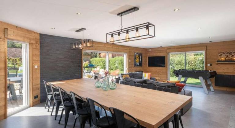 Chalet with jacuzzi & pool — photo 3