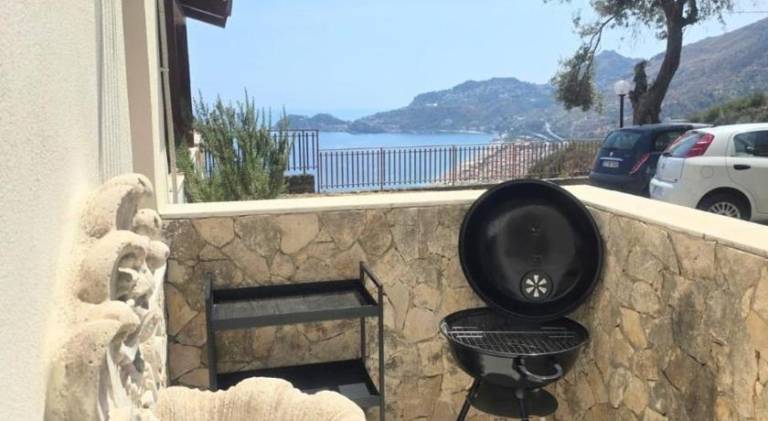 Wonderful holiday apartment with terrace | Beach nearby | Pets are welcome in Messina