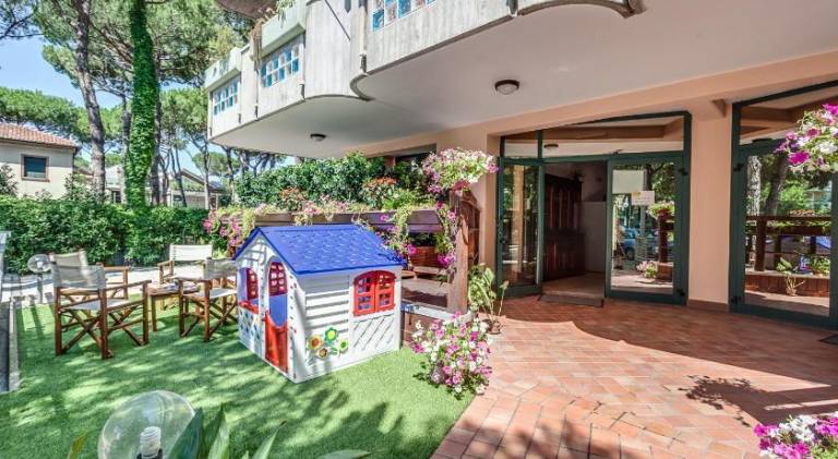 Serviced apartment with patio & yard | Close to the beach | Pet-friendly — photo 4