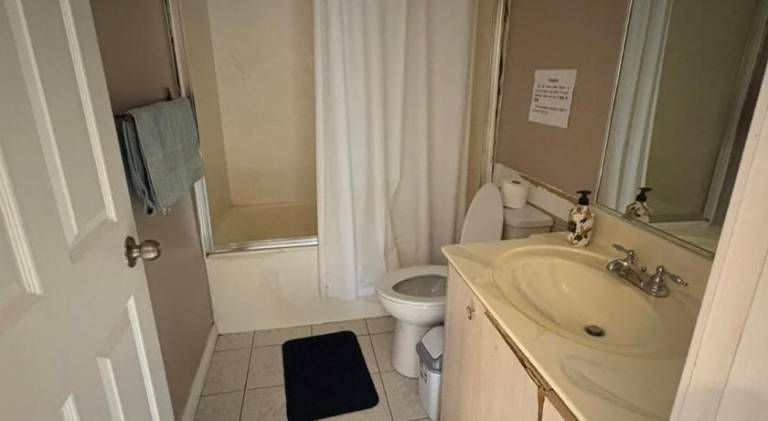 Surrey- Delta Budget Guest House - Private Rooms & Suites, Free Parking & Fast Wi-Fi — photo 5