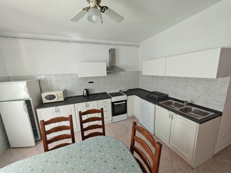 Apartment with yard, barbecue & terrace — photo 5
