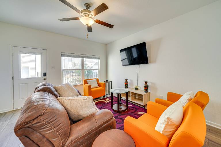 8 Mi to Lackland AFB Pet Friendly Home w Yard