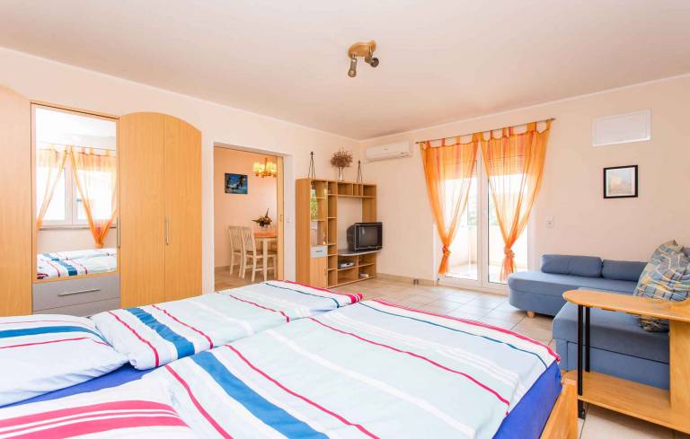 Studio with pool for 8 people in Crikvenica
