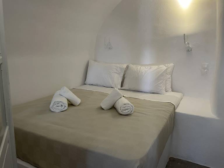 Fira 2-Bed Villa, Sleeps 5 with Outdoor Hot Tub — photo 4