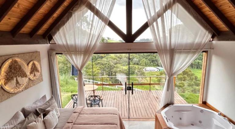Lodge with garden, terrace & hot tub | Suitable for remote work in Camanducaia
