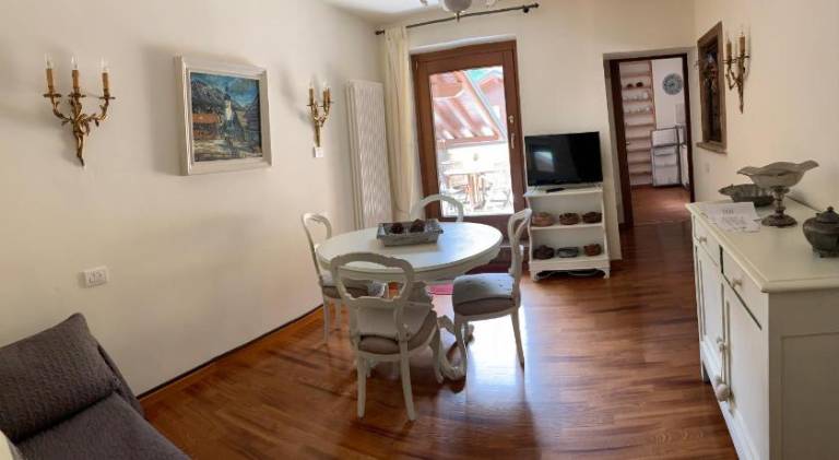 Pleasant serviced apartment with patio & yard | Pets allowed — photo 3