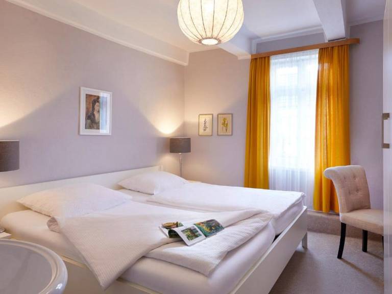 Doppelzimmer mit Badezimmer Garten Stadtblick