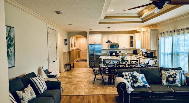 Vacation home with pool — photo 4