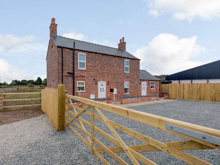 Fully equipped pleasant cottage with yard & barbeque | Pets allowed in Mablethorpe
