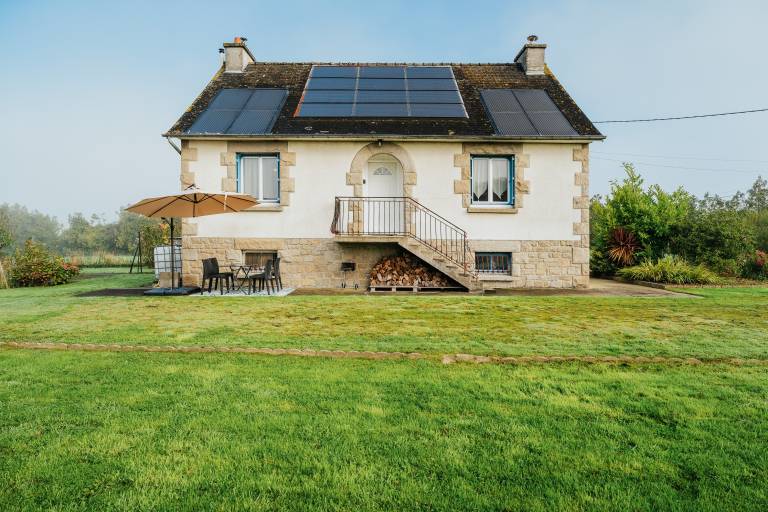 Holiday Home 'Charmante Maison' with Private Terrace, Private Garden and Wi-Fi in Dinan