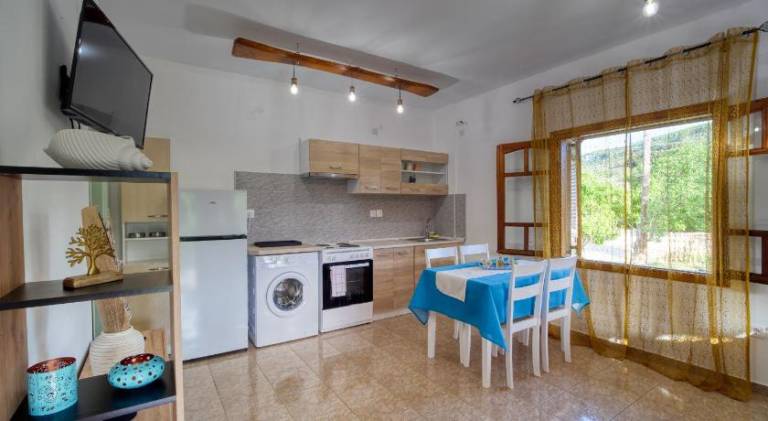 Vacation home with terrace, garden & grill — photo 3