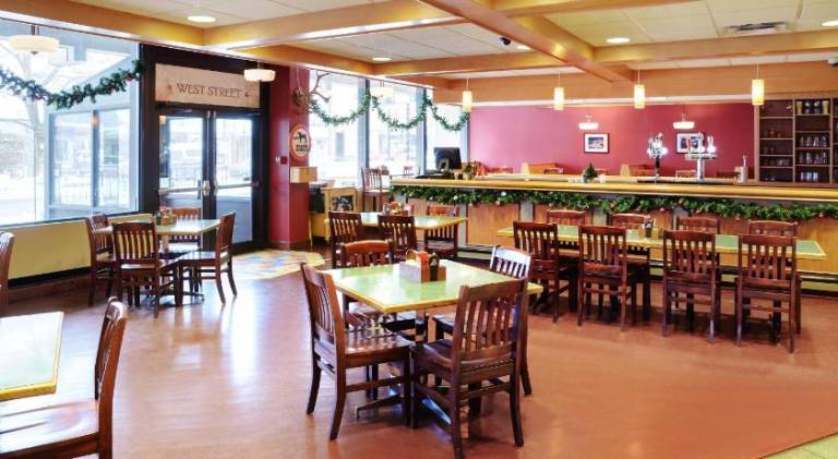 Greenwood Inn and Suites — photo 4