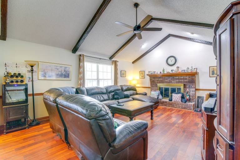 Suwanee Apt w/ Pet-Friendly Yard, Walk to Park! — photo 2