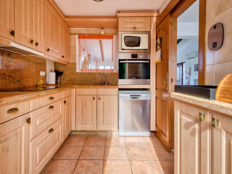 Family-oriented pleasant vacation home with private pool, yard & terrace | Mountain view | Dogs allowed — photo 5